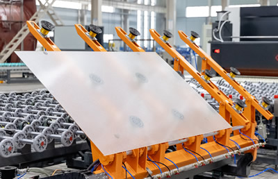 Cargador automático para vidrio